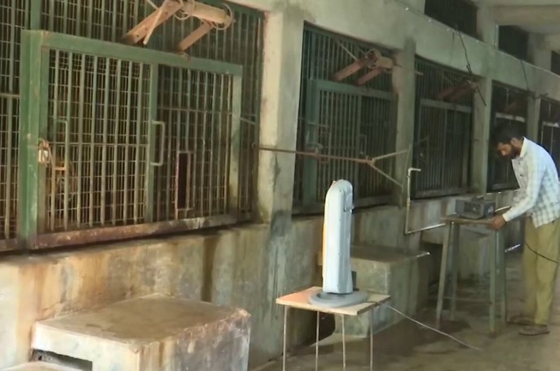 ठंड का सितम जारी, जानवरों को गर्म रखने के लिए लगाया जा रहा हीटर…