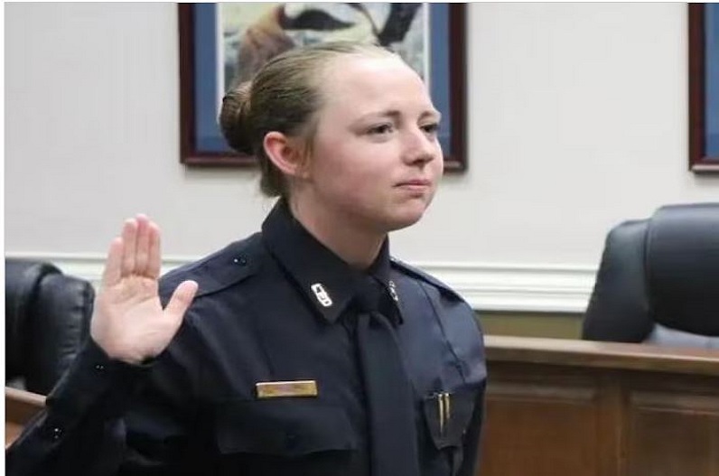 इस महिला पुलिस अधिकारी ने 7 पुलिसकर्मियों से बनाए शारीरिक संबंध, चली गई नौकरी