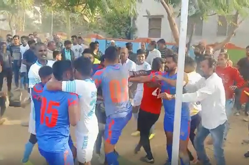 खेल मैदान में ही हैदराबाद और मद्रास के खिलाड़ियों में मारपीट, जमकर चले लात-घूंसे, कई खिलाड़ी घायल
