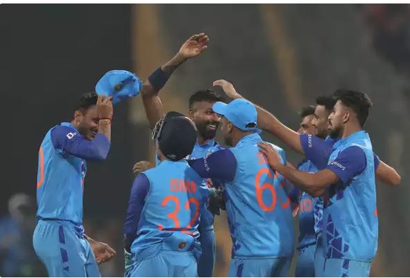 IND Vs SL first T20: स्टेडियम में कभी सन्नाटा तो कभी गूंज, कप्तान हार्दिक ने क्यों नहीं डाला आखिरी ओवर? पढ़ें लास्ट ओवर का रोमांच