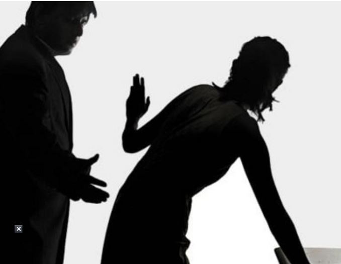 ‘सेक्स का मन तो करता होगा…शादी क्यों नहीं की’, अधिकारी ने वीजा देने के बदले की महिला प्रोफेसर से संबंध बनाने की मांग