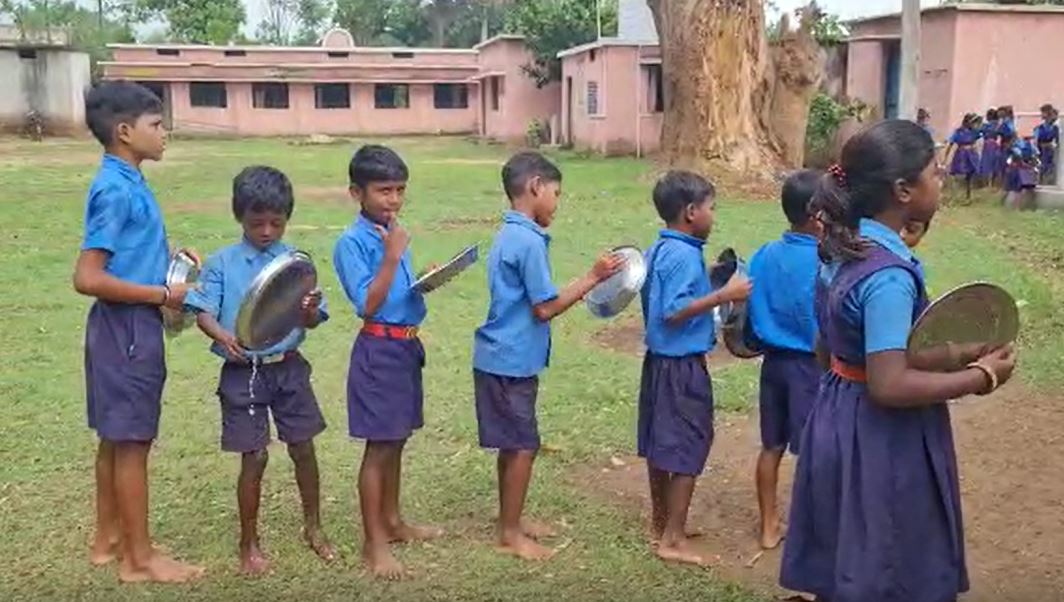 छत्तीसगढ़ : मिड डे मिल पर लापरवाही, 150 प्रधान पाठकों को नोटिस जारी, स्कूलों में मचा हड़कंप