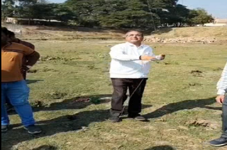 पतंग महोत्सव में शामिल हुए विधायक शैलेश पांडे, बोले – हवा में उड़ाओगे तभी तो बिलासपुर में रह पाओगे…