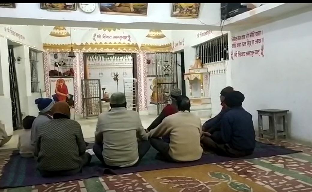 शीतलहर के प्रकोप से बचने मंदिरों में पूजा पाठ कर रहे लोग, बूंदाबांदी के बीच 4 डिग्री पहुंचा पारा