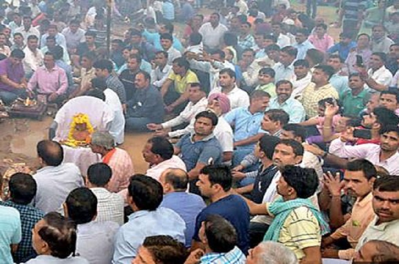 employee angry with Ashok Gehlot Govt