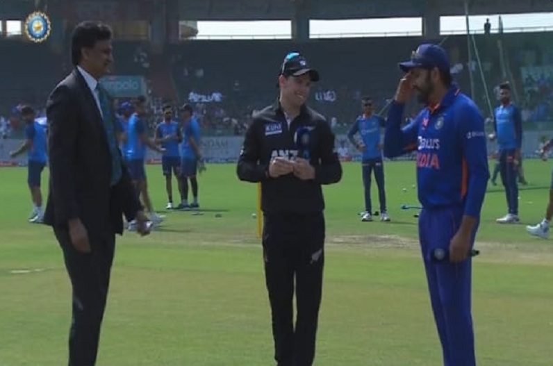 IND vs NZ : रायपुर में टॉस जीतने के बाद अपना फैसला भूले कप्तान रोहित शर्मा, अब सोशल मीडिया पर वायरल हो रहा यह मजेदार वीडियों.