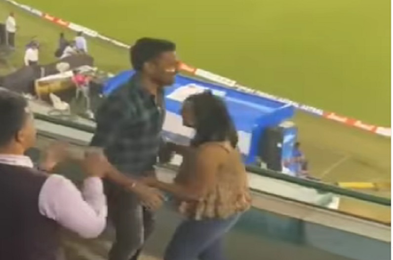 मैच के दौरान रायपुर स्टेडियम में रोमांस करते दिखे कपल, क्रिकेट छोड़ प्रेमी जोड़े को ही देखने लगे दर्शक