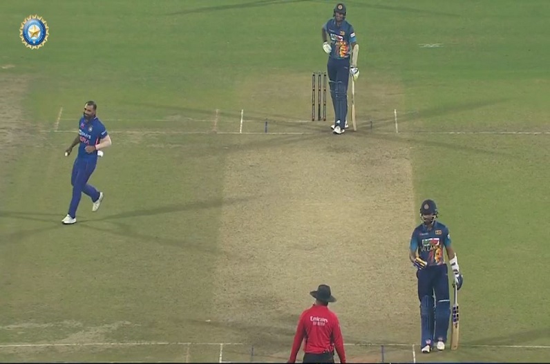 IND vs SL: कप्तान रोहित ने पूरा कराया श्रीलंकाई कप्तान का शतक, 98 रन पर खेल रहे शनाका की ऐसे की मदद, देखें वीडियो