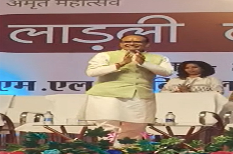 लाडली लक्ष्मी संवाद कार्यक्रम में शामिल हुए सीएम, भांजियों से कहा – खूब पढ़ो और आगे बढ़ो, उच्च शिक्षा के लिए मामा भरेंगे फीस