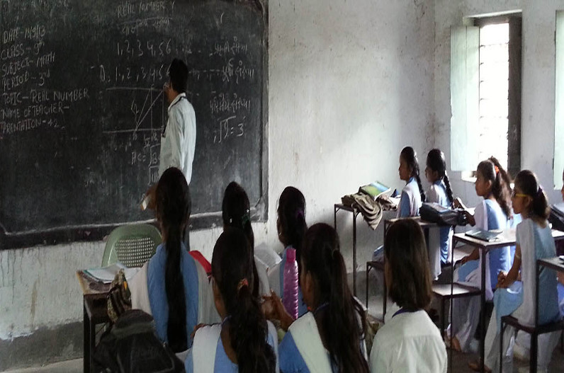 14 वर्षीय छात्रा को दिल दे बैठा शिक्षक, लव लेटर लिख किया प्यार का इज़हार, कहा – अगर प्यार करती हो तो जरूर….