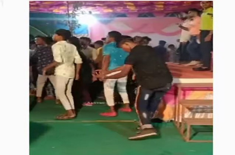 Man seen doing Gutkha dance on DJ in function, video went viral