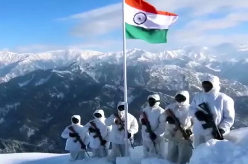 कमर से ऊंची बर्फ… मगर फिर भी नहीं रुके कदम! आपके अच्छे न्यू ईयर के लिए बॉर्डर पर डटे हैं जवान, देखें ये वीडियो