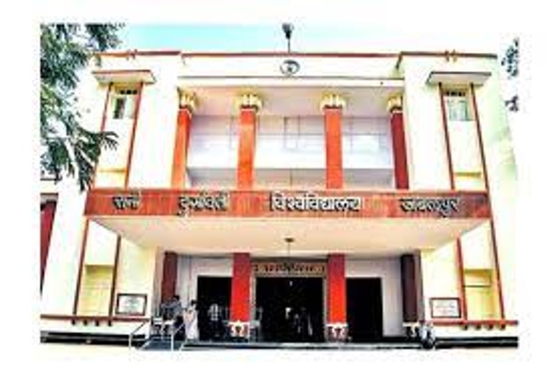 JABALPUR NEWS : छात्रों के सवालों से घिरा विश्वविद्यालय प्रशासन, लगे गंभीर आरोप, कुलसचिव के खिलाफ जमकर हुई नारेबाजी