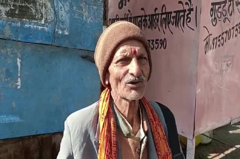 MP News: आवारा पशुओं से हताश किसान ने लोक भाषा में सुनाई ऐसी व्यथा, सोशल मीडिया पर धूम मचा रहा वीडियो