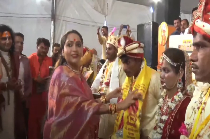 वर-वधु को आशीर्वाद देने बागेश्वर धाम पहुंचा किन्नर समाज, मांगलिक कार्यों में ​विदित है इनकी बधाई