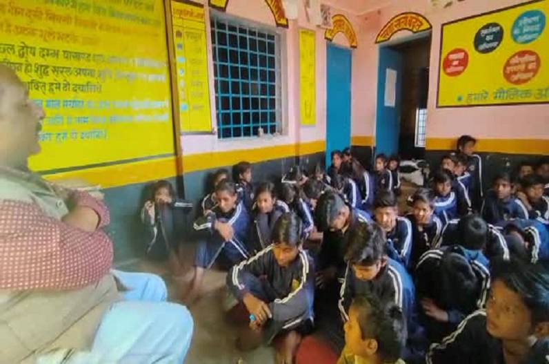 Close 2000 Hindi Medium Schools