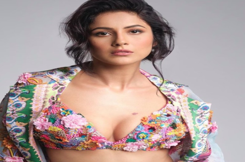 इस एक्ट्रेस ने फ्लॉवर प्रिंट की ब्रा पहनकर कराया फोटोशूट, तस्वीरें शेयर कर फैंस के दिलों पर गिराईं बिजलियां