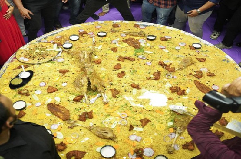 इस एक्टर के नाम पर रखा गया भारत की सबसे बड़ी खाने की थाली का नाम, अपने अनोखे अंदाज में शेयर की फोटो