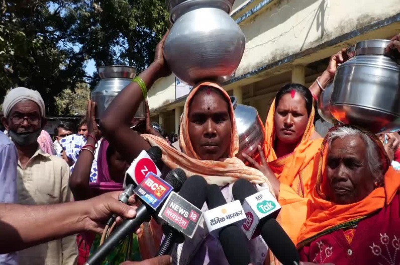 Mandala News : जिले भर में अभी से गहराया जल संकट, बर्तन लेकर कलेक्ट्रेट पहुंचे ग्रामीण, ‘पानी दो..पानी दो..’ के लगाए नारे