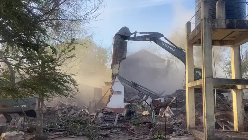 Ratlam News: कई दशकों से कब्जा जमीन पर चला मामा का बुलडोजर, मिशन कंपाउंड की जमीन को करवाया अतिक्रमण मुक्त