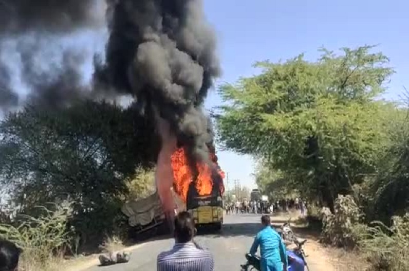 Angry over the death of a bike rider, people set the bus on fire