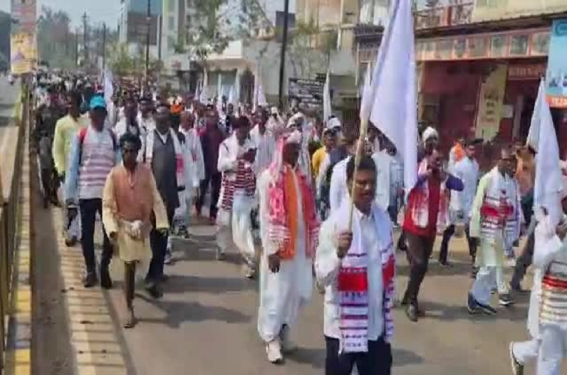 Jashpur news : इस गलती के कारण नहीं मिल रहा आरक्षण का लाभ, उरांव समाज ने जिला मुख्यालय में किया प्रदर्शन