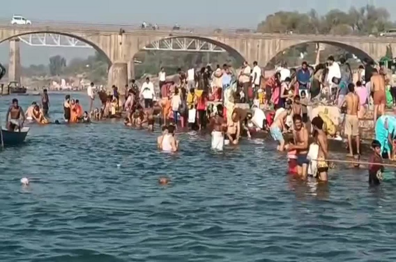 Khargone news: सोमवती अमावस्या पर उमड़ी श्रद्धालुओं की भीड़, सैकड़ों लोगों ने नर्मदा में लगाई आस्था की डुबकी