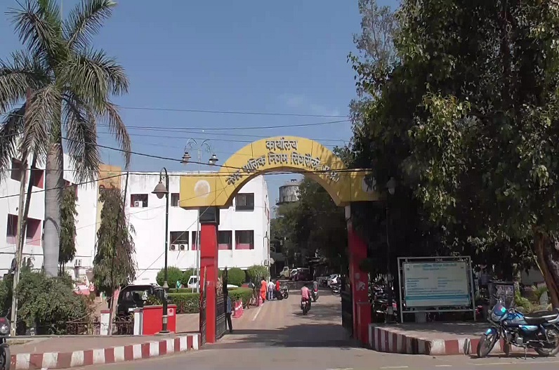 Singrauli News: एडवर्टाइजमेंट पॉइंट बनाकर अवैध रूप से ये काम कर रहे संचालक, पोल खुलने पर निगम कमिश्नर ने कही ये बातें