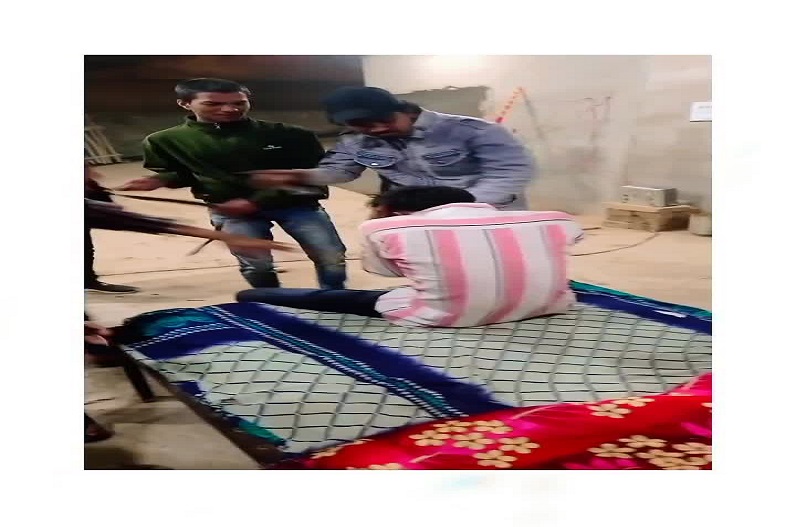 Vidisha News: शहर में फिल्मों की तर्ज पर फैला आतंक..! खुलेआम युवक के साथ की घिनौनी हरकत, बर्बरता का वीडियो वायरल