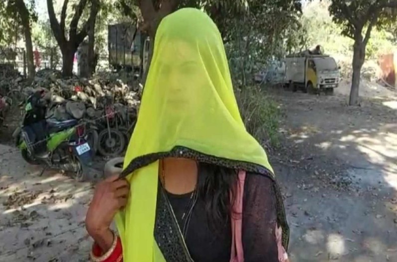 किन्नर के घर पर हो गया कांड, घर की छत तोड़कर आए अंदर, फिर…