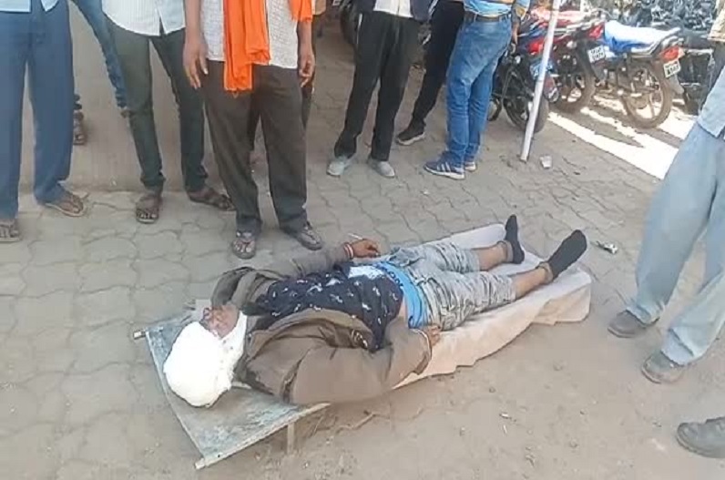 Damoh news : दर्दनाक हादसा..! ट्रैक्टर की चपेट में आने से बाइक सवार के सिर के परखच्चे उड़े