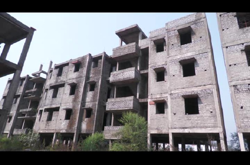 Raigarh news: खटाई में पड़ा आवासों का आवंटन..! मोर मकान मोर आस योजना के हितग्राही ही कर रहे ये काम