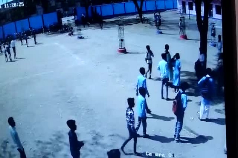 Chhatarpur news: अचानक स्कूल में दाखिल हुए लाठी-डंडों से लैस नकाबपोश बदमाश, छात्राओं के साथ किया ऐसा काम, मच गई अफरातफरी