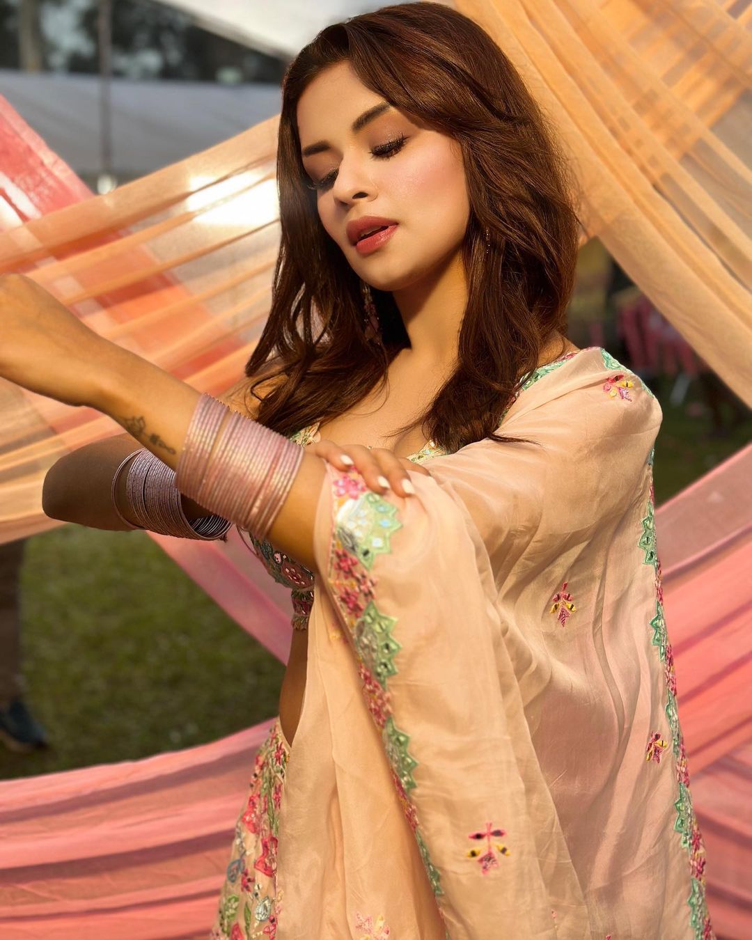 मिनिमल मेकअप और ओपन कर्ल हेयर स्टाइल में एक्ट्रेस अवनीत कौर बेहद ही कातिलाना अंदाज में नजर आ रही हैं।