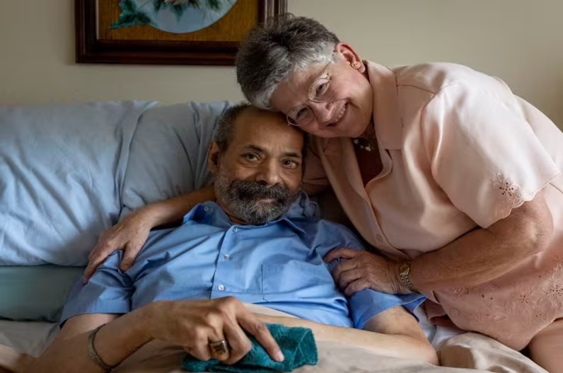 Two lovers separated after 42 years married in the hospital