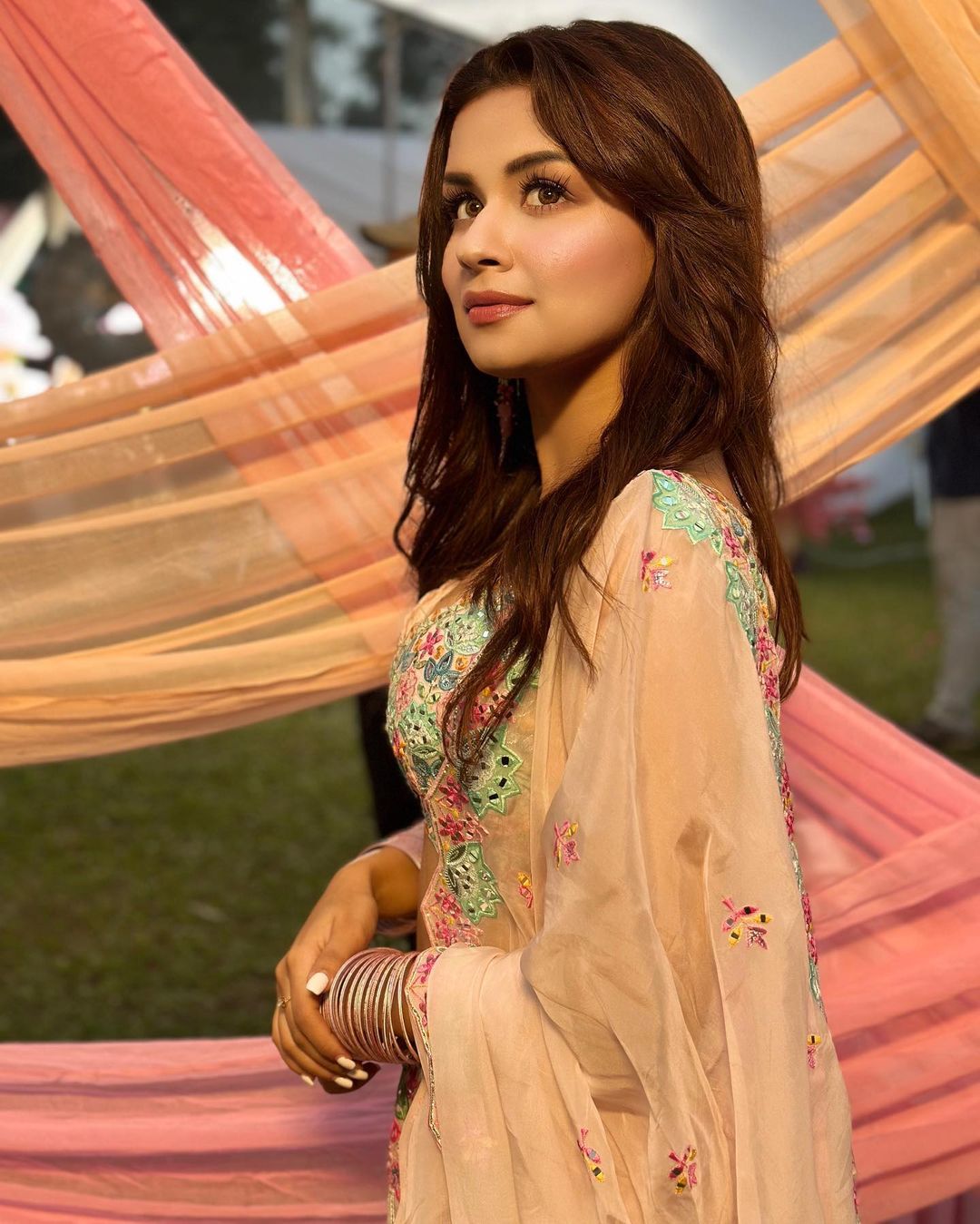 एक्ट्रेस अवनीत कौर चूड़ियां पहनकर अपना कर्वी फिगर फ्लॉन्ट कर रही हैं। उनकी तस्वीरें फैंस को काफी पसंद आ रही हैं।