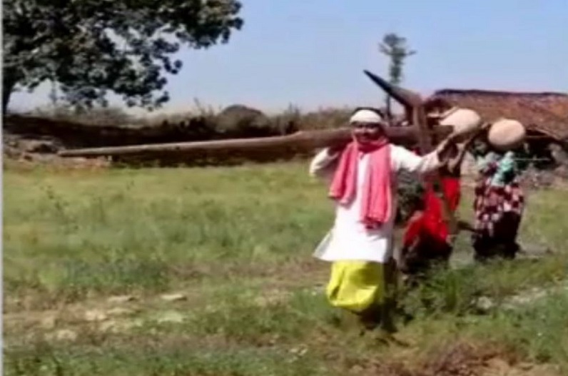 ADM साहब का अनोखा अंदाज..! अभिनेता मनोज कुमार के रंग में रंग कर रहे ये काम, वीडियो वायरल