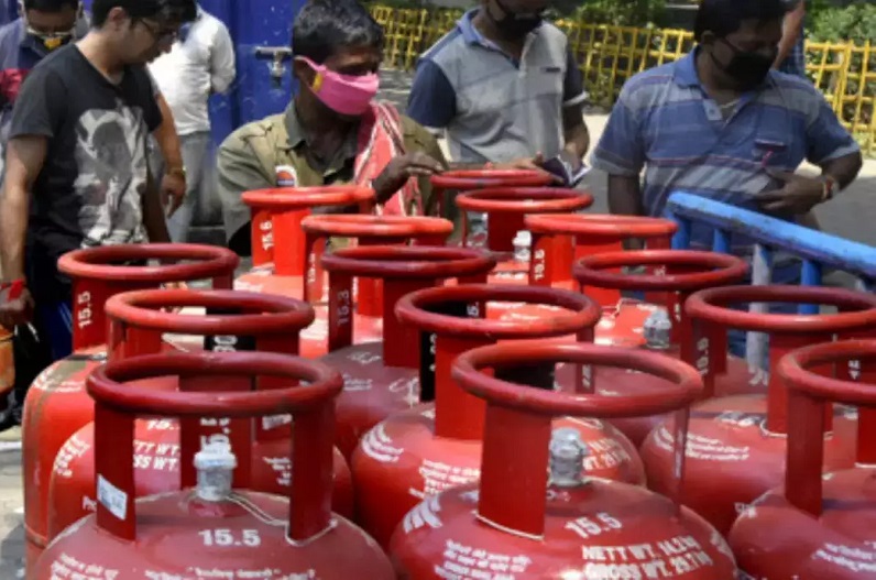LPG Cylinder Price Today: 150 रुपए से ज्यादा सस्ती हुई रसोई गैस, आज से चुकाने होंगे इतने रुपए