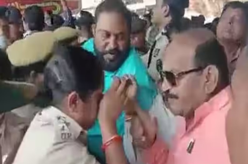 BJP Neta Ne Mahila Police Officer ko Jada Tamacha