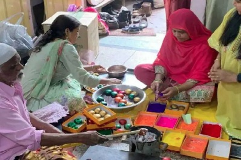 Muslim artisans are following Jaipur's 'Gulal Gota' tradition