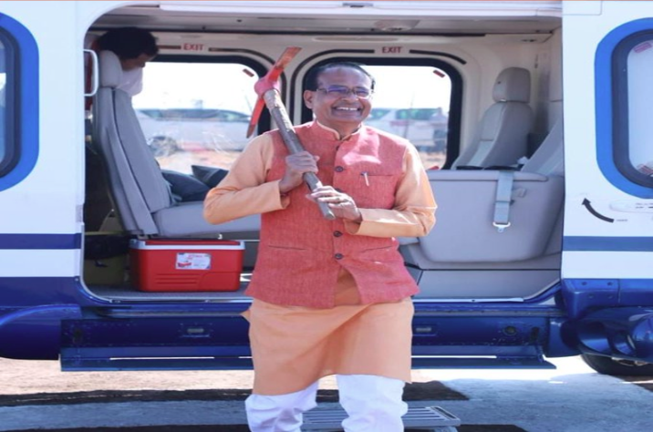 कंधे पर गैती रखे हुए सीएम​ शिवराज की तस्वीर वायरल, फिल्मी अंदाज में हेलीकॉप्टर से उतरे नीचे, हलमा महोत्सव में हुए शामिल