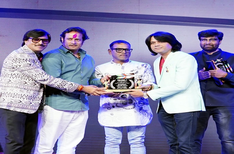 Singer Nitin Dubey honored with 'Chhattisgarh Ratna' 00