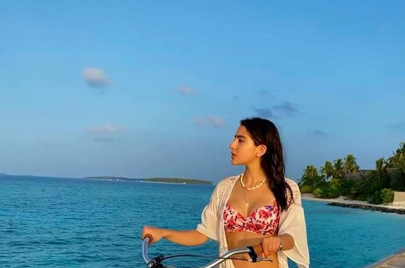 बिकिनी पहन समुद्र किनारे मस्ती के मूड में नजर आई एक्ट्रेस, तस्वीरें देख फैंस ने कहा- ‘हॉटनेस ओवरलोडेड’