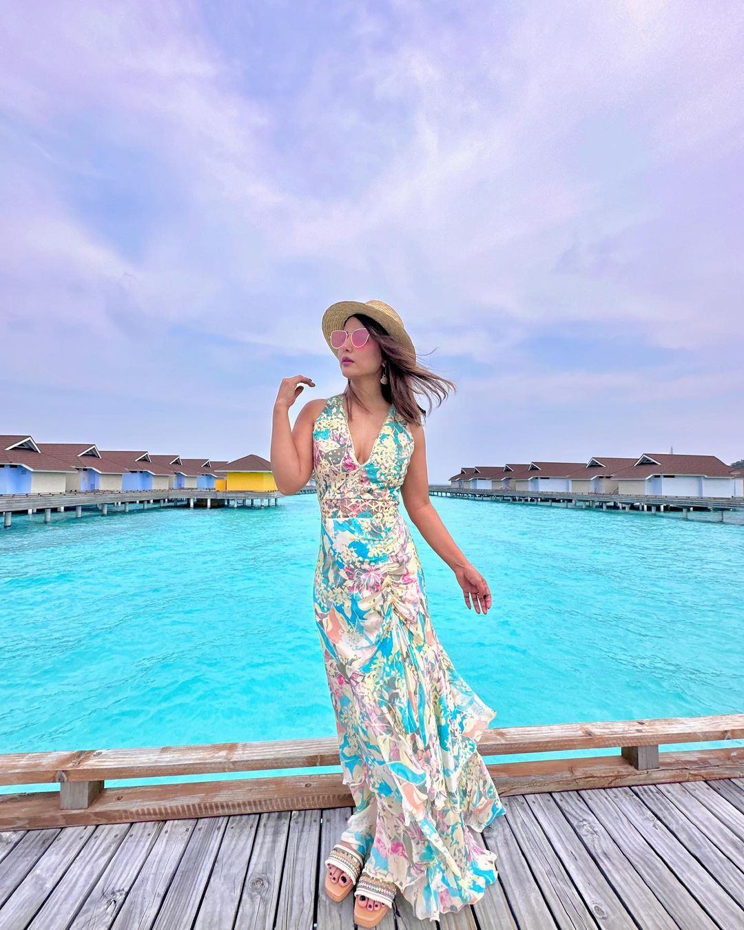 बता दे कि हिना काफी लंबे समय से रॉकी जायसवाल के साथ रिलेशनशिप में है और उनके साथ वेकेशन की भी तस्वीरें शेयर करती रहती हैं।