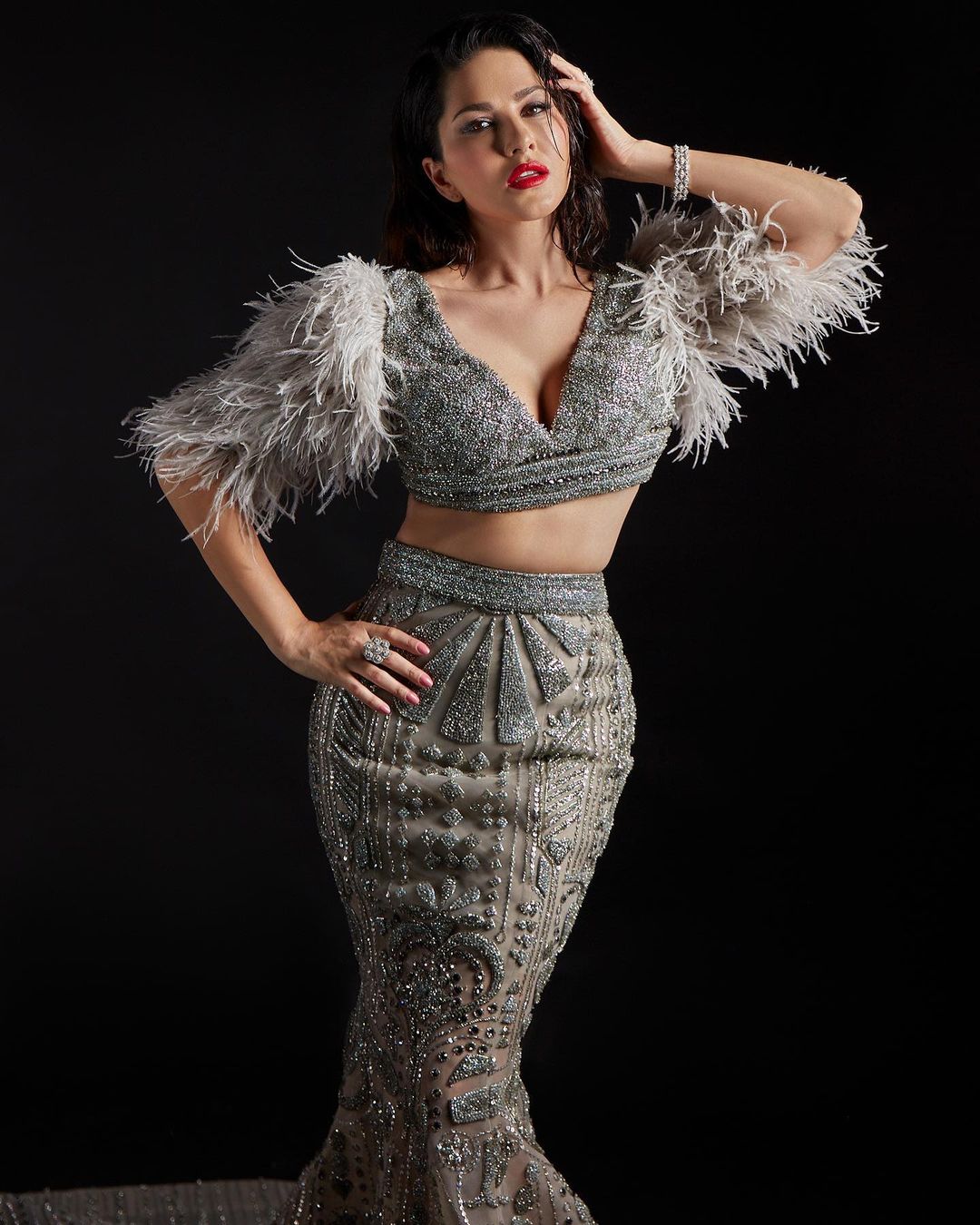 अपनी हॉटनेस का जलवा सनी लियोन सोशल मीडिया पर बिखेरती रहती हैं। उनकी एक झलक के लिए फैंस दीवाने बने रहते हैं। शिमरी सिल्वर आउटफिट में एक्ट्रेस सनी लियोन गजब की बला नजर आ रही हैं।