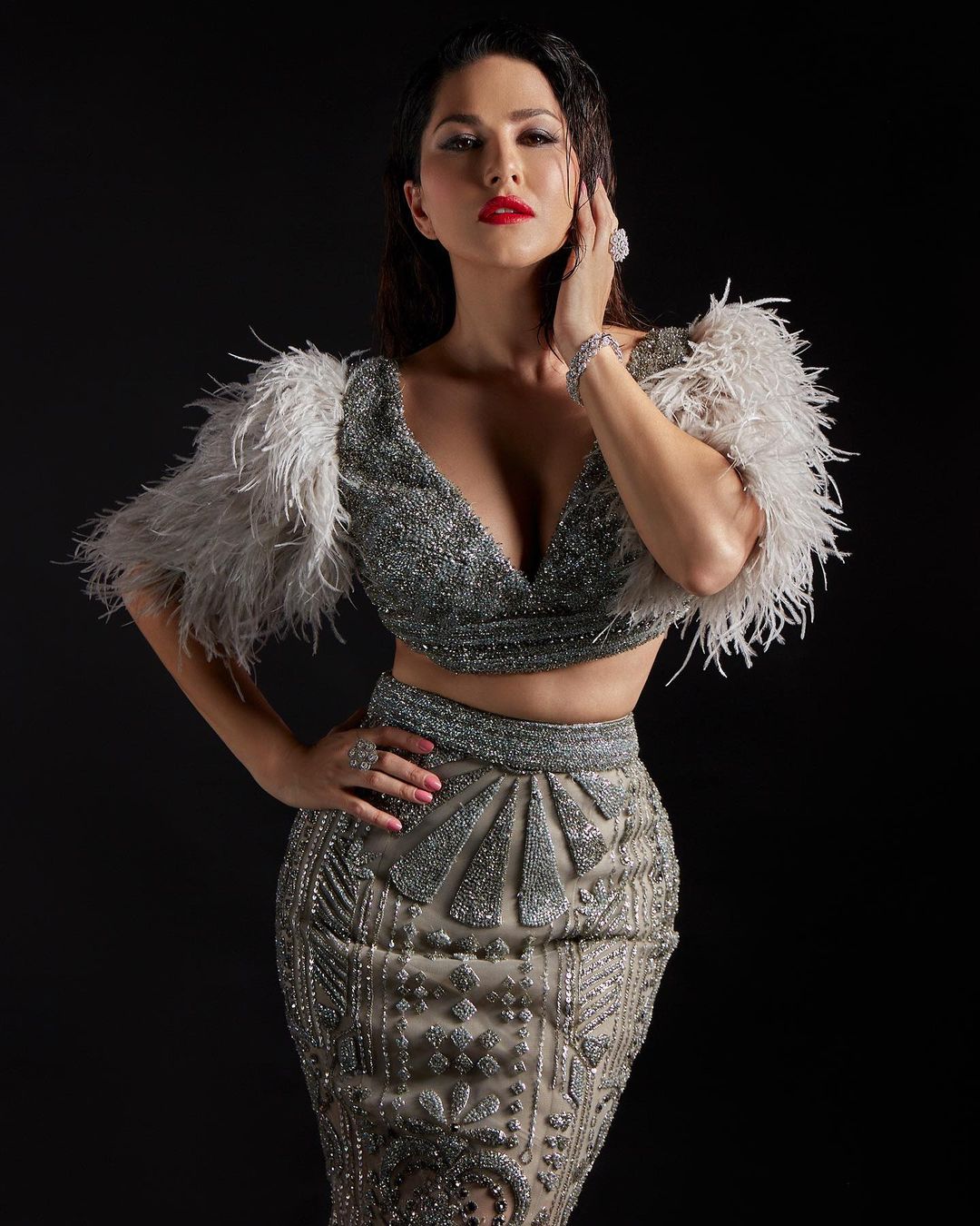 सनी लियोन ने शिमरी आउटफिट में अपनी कातिलाना अदाओं से फैंस को बेताब कर दिया है। फैंस उनके लुक की काफी तारीफ कर रहे हैं।