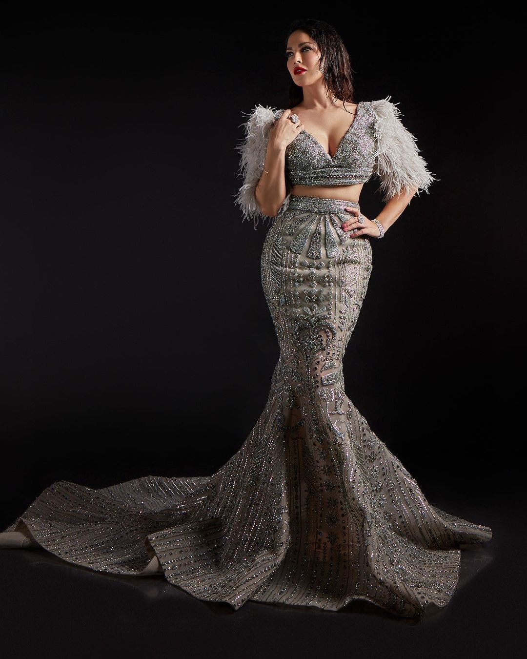 एक्ट्रेस सनी लियोन सिल्वर कलर के चोली और शरारा में बेहद ही स्टनिंग और ग्लैमरस लग रही हैं। सनी लियोन अपनी बोल्डनेस से कहर बरपाए रहती हैं, उनकी तस्वीरें सोशल मीडिया पर काफी पॉपुलर रहती हैं।