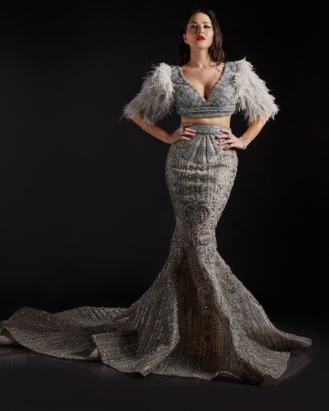 बॉलीवुड एक्ट्रेस सनी लियोन अपनी ग्लैमरस अदाओं से फिल्म इंडस्ट्री सहित सोशल मीडिया पर कहर बरपाए रहती हैं। उनकी बोल्ड अदाएं फैंस को काफी पसंद आती हैं, जिन्हें देखकर फैंस अक्सर बेताब बने रहते हैं।