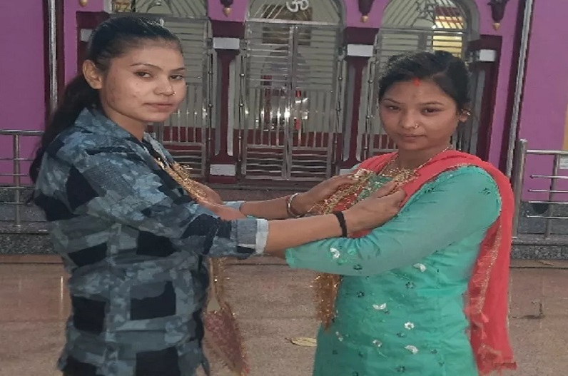 दो लड़कियों ने आपस में रचाई शादी, बोली- हमें नहीं है लड़कों की जरूरत, मंदिर में दोनों ने खाई साथ जीने-मरने की कसमें