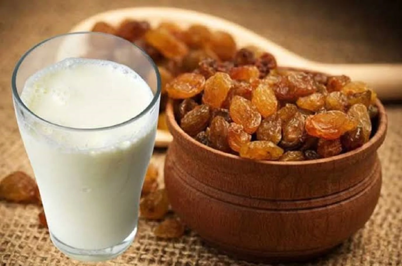 Benefits of drinking milk mixed with raisins at night